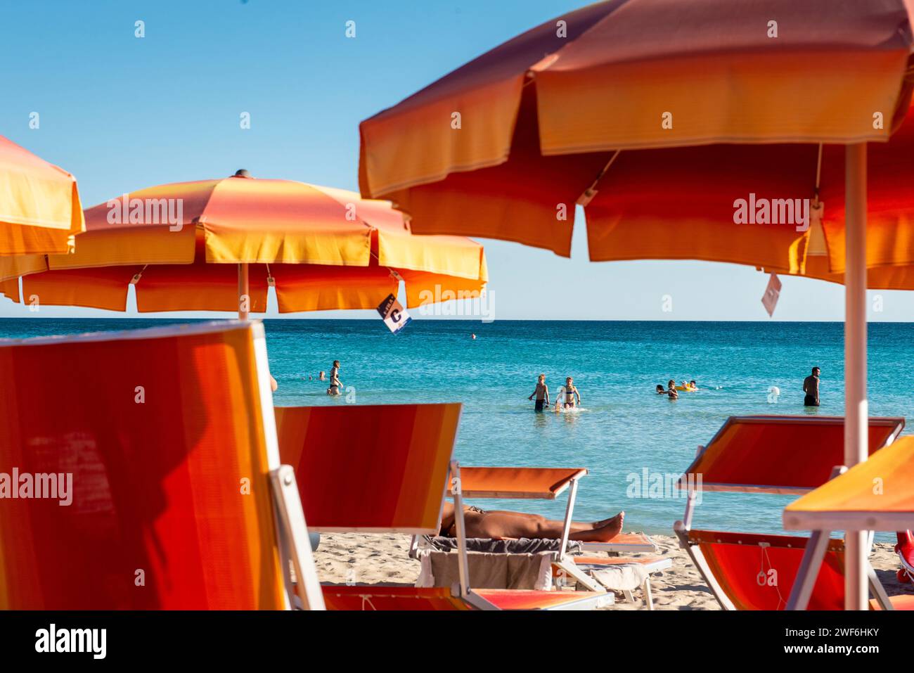 Orange Sonnenschirme, Salento, Apulien, Italien Stockfoto