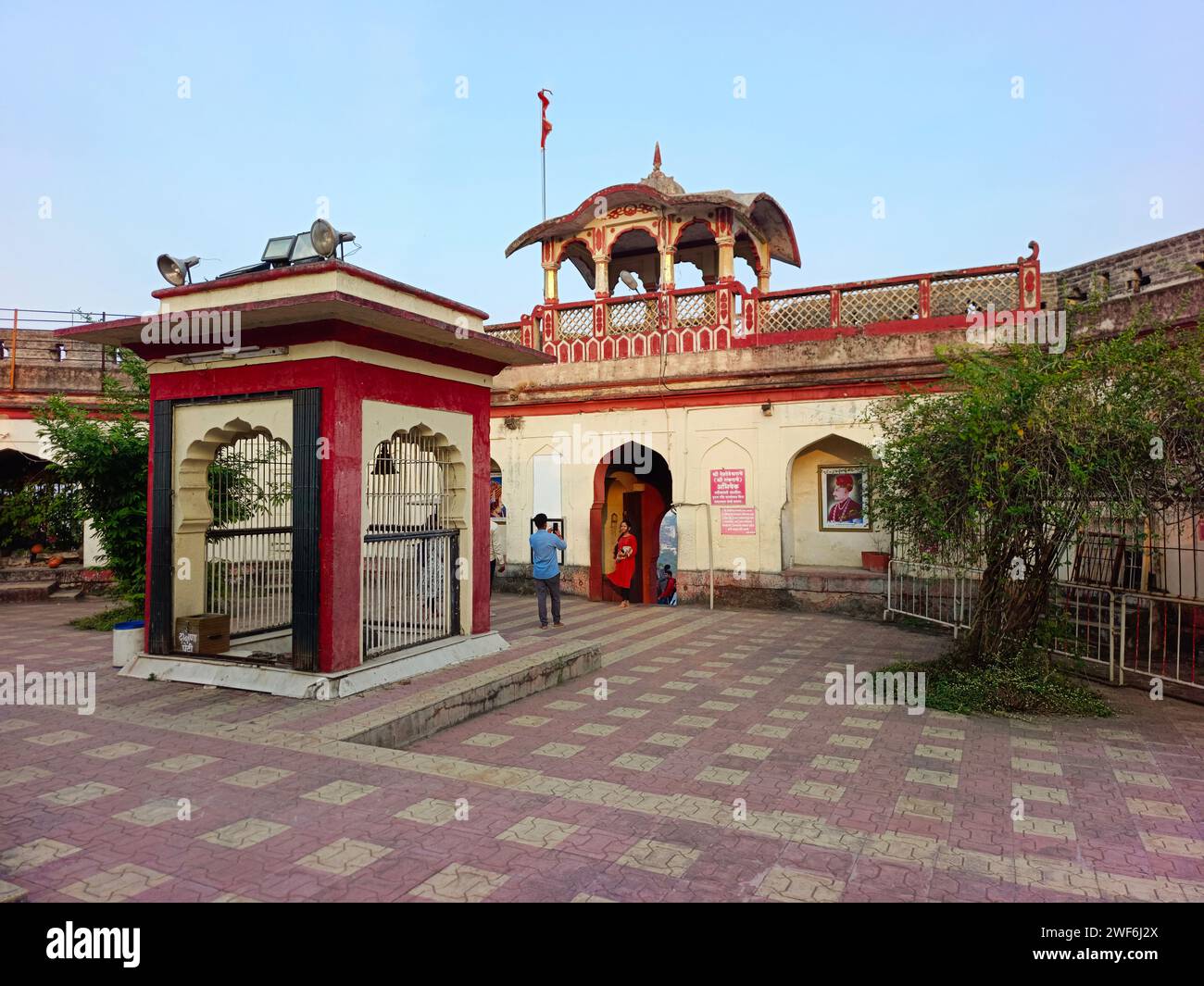 27. Januar 2024, Pune, Indien - Parvati Hill Temple in Pune, zu den Tempeln, die von den Peschwas auf der Spitze dieses Hügels gebaut wurden, gehören die von Devadeveshwar (Shiva Stockfoto