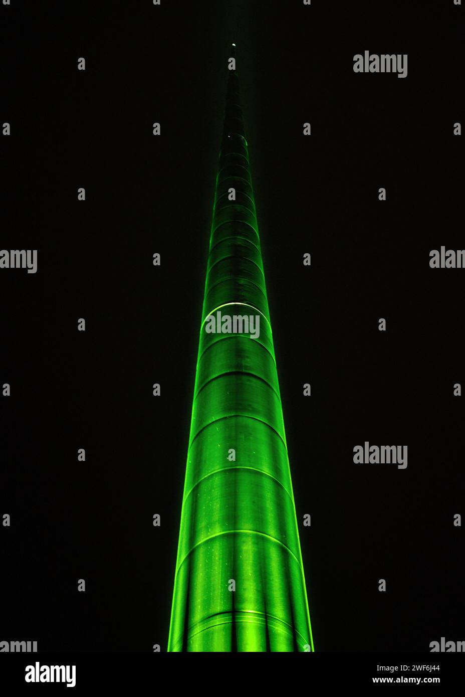 Dublin Spire leuchtet grün Stockfoto