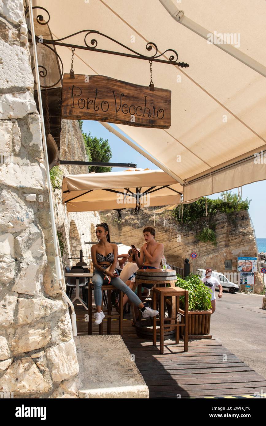 Café Porto Vecchio, im Hafen von Castro Marina, Salento, Apulien, Italien Stockfoto