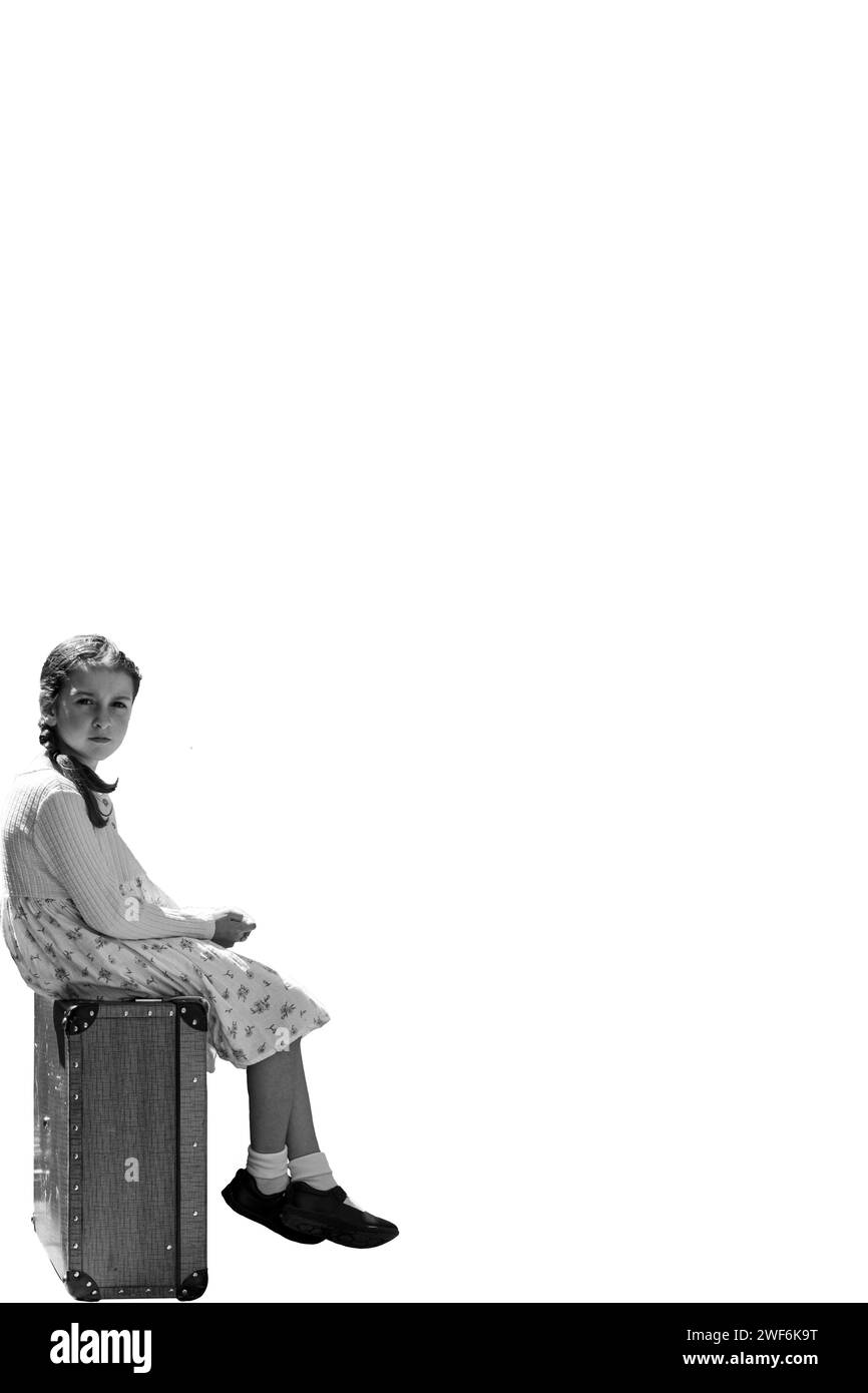 Kleines wartendes Mädchen, Schwarzweißfoto auf weißem Hintergrund Stockfoto
