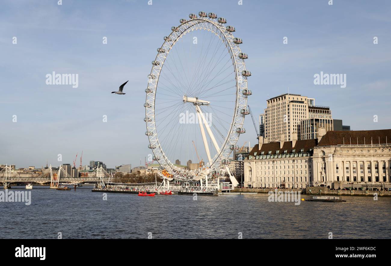London, Großbritannien. Januar 2024. Dieses Foto, aufgenommen am 28. Januar 2024, zeigt einen Blick auf das London Eye und die Themse in London, Großbritannien. Nach Angaben des Met Office, Großbritanniens nationaler Wetterdienst, war der 28. Januar der heißeste Tag, der jemals in Großbritannien aufgezeichnet wurde, mit einer Temperatur von über 19 Grad Celsius. Quelle: Li Ying/Xinhua/Alamy Live News Stockfoto