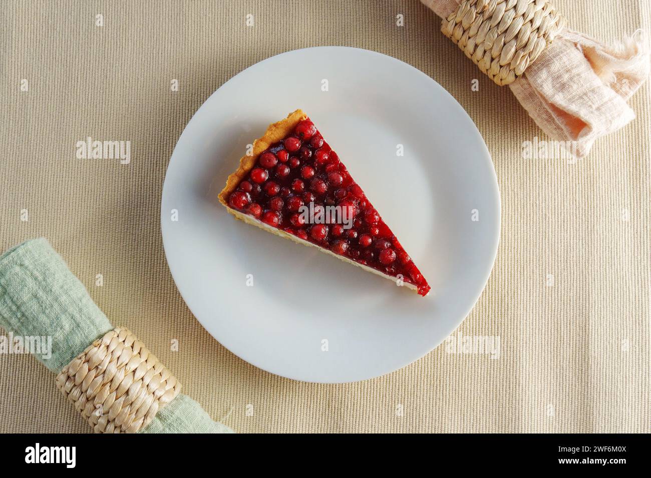 Köstliche Köstlichkeit: Flaky Crust umfasst ein dekadentes Stück Kuchen auf Vintage-Platte Stockfoto