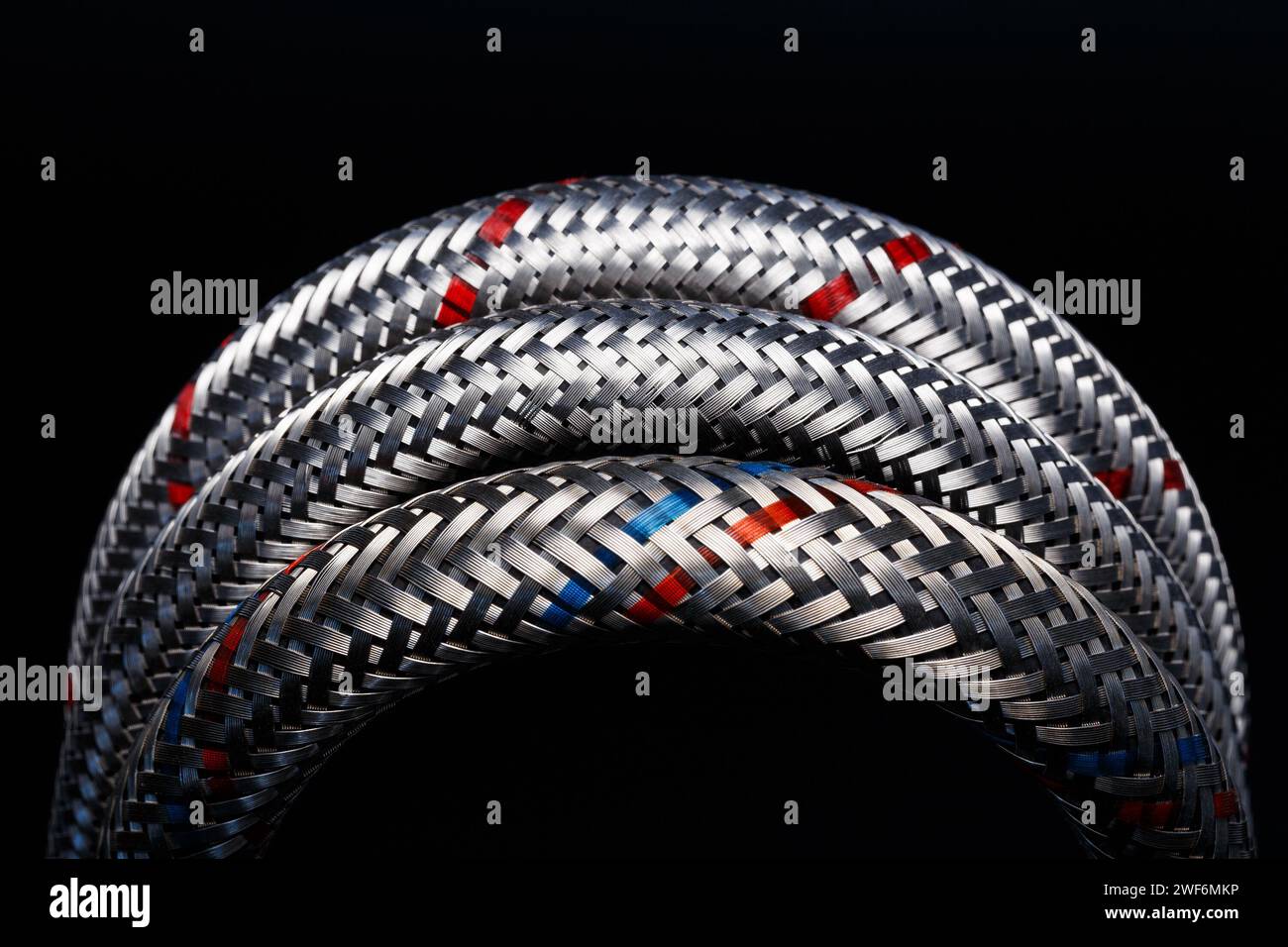 Flexibler Metallgeflechtschlauch zum Anschluss von warmem und kaltem Wasser. Makrofotografie Stockfoto