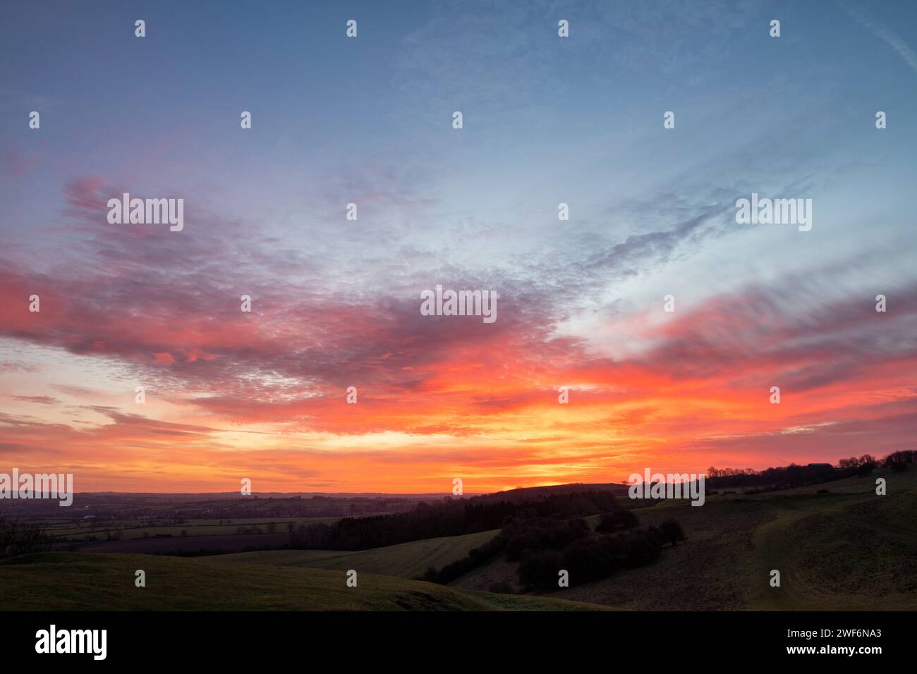 Morgenhimmel im Burton Dassett Country Park. Warwickshire, England Stockfoto