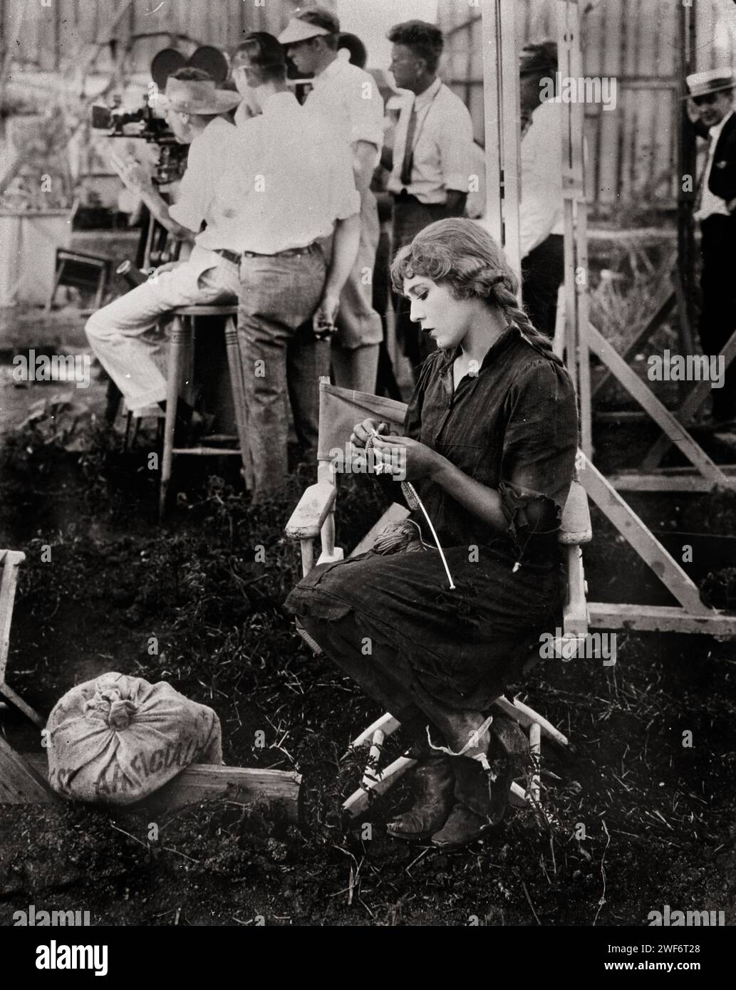 Mary Pickford strickt für Rotes Kreuz, Filmcrew im Hintergrund, Glasnegativ, 1925 Stockfoto