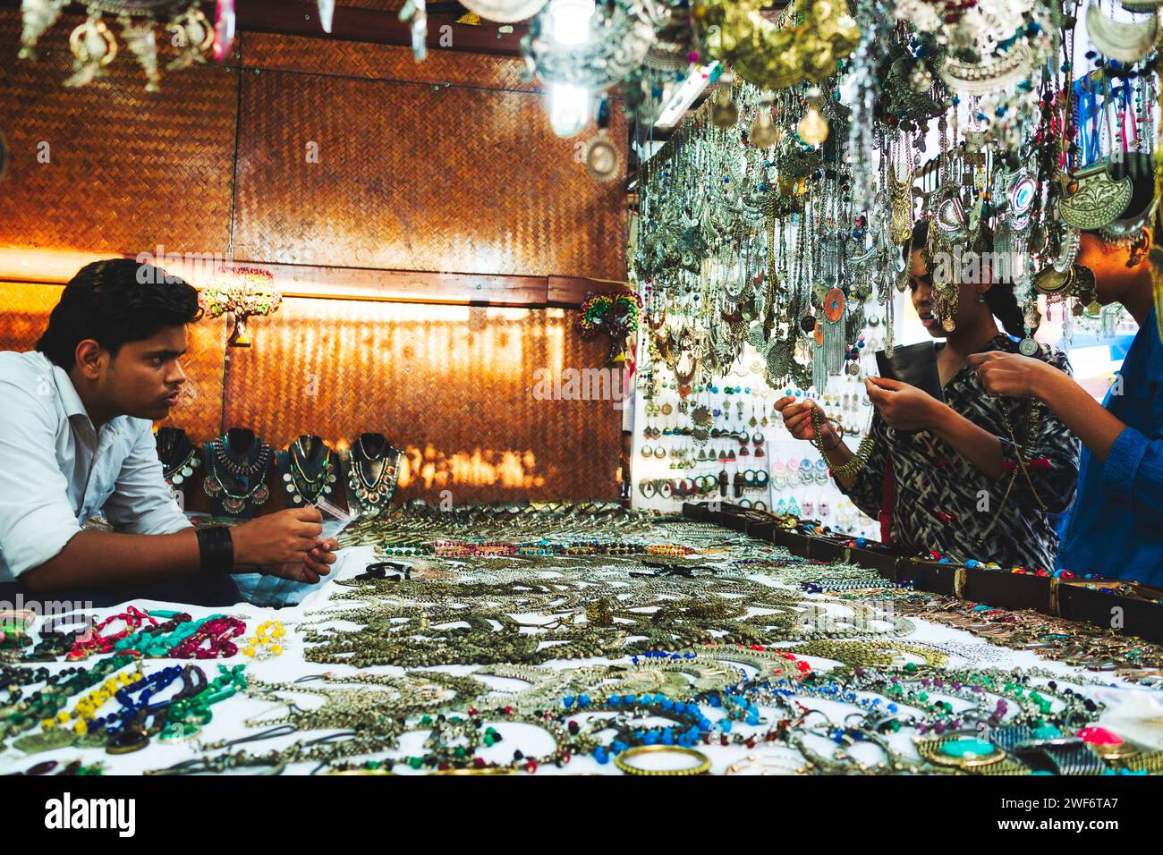 Ein Mann, der Accessoires auf einem Markt in Neu-Delhi verkauft. Stockfoto