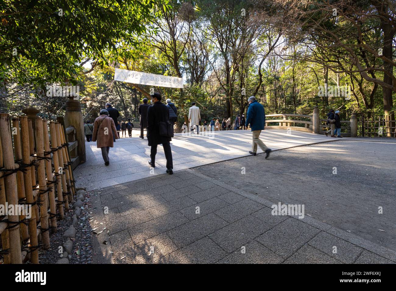 Tokio, Japan. Januar 2024. Meiji Jingu Shinkyo (Heilige Brücke) auf dem Gelände des Meriji Tempels Stockfoto