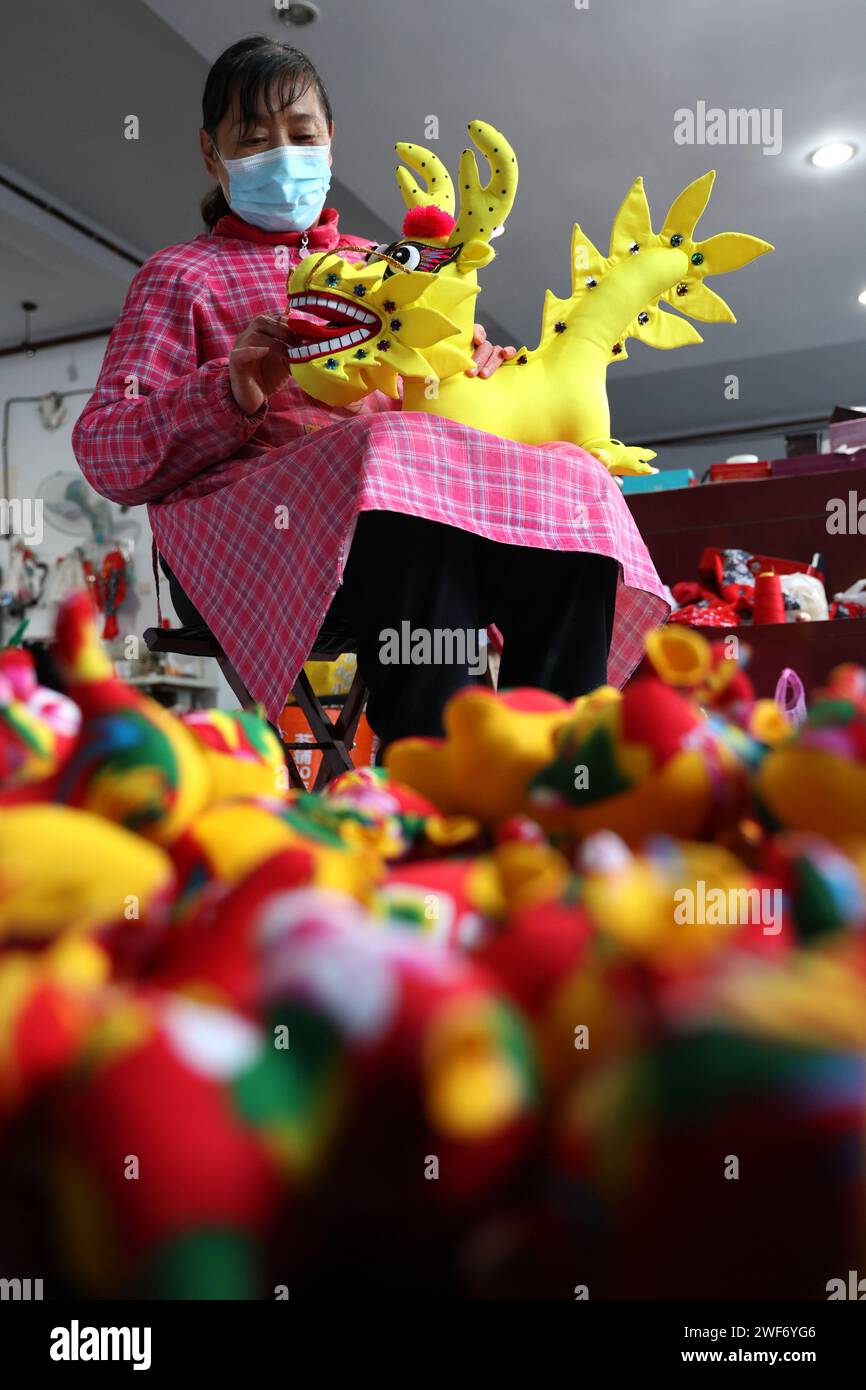 Binzhou, China. Januar 2024. Ein Handwerker macht am 29. Januar 2024 einen Tuchdrachen in Binzhou, China. (Foto: Costfoto/NurPhoto) Credit: NurPhoto SRL/Alamy Live News Stockfoto