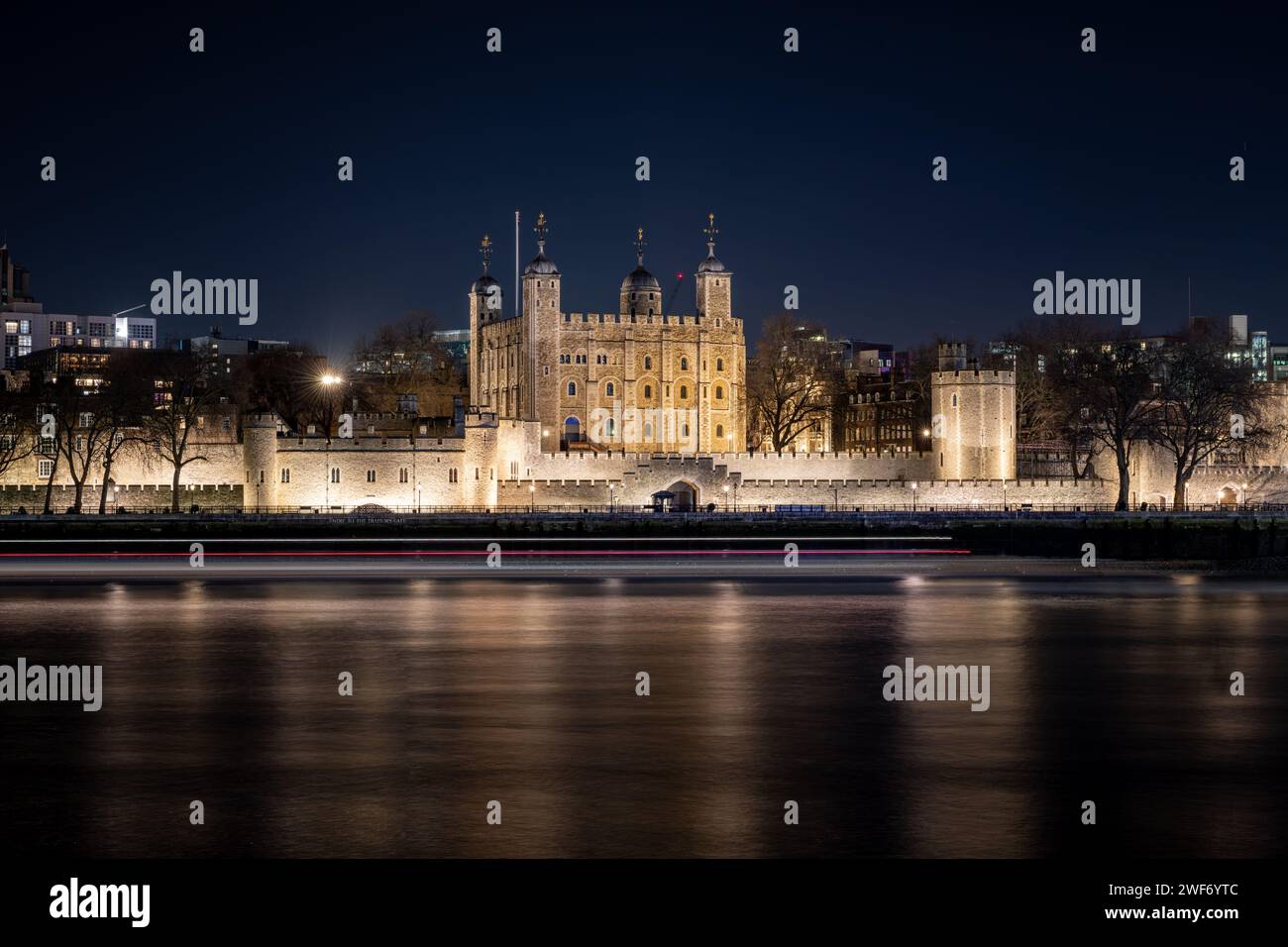 Ein allgemeiner Blick auf den Tower of London bei Nacht mit Lichtreflexen auf der Themse. Nachtaufnahmen mit langer Belichtung. Stockfoto