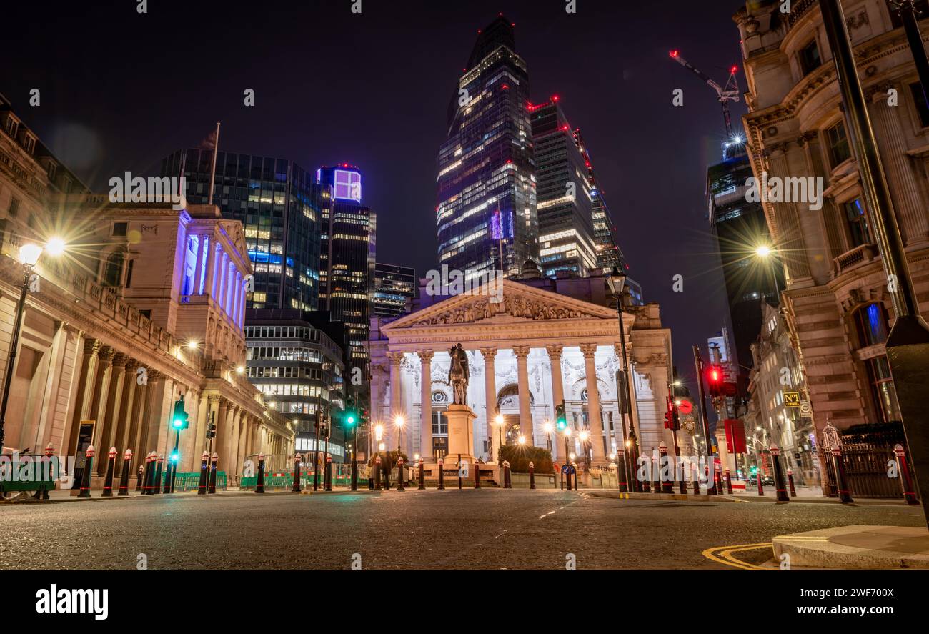 London. UK-01.27.2024. Ein nächtlicher Blick auf die City of London mit der Royal Exchange, der Bank of England und Wolkenkratzern im Hintergrund. Stockfoto