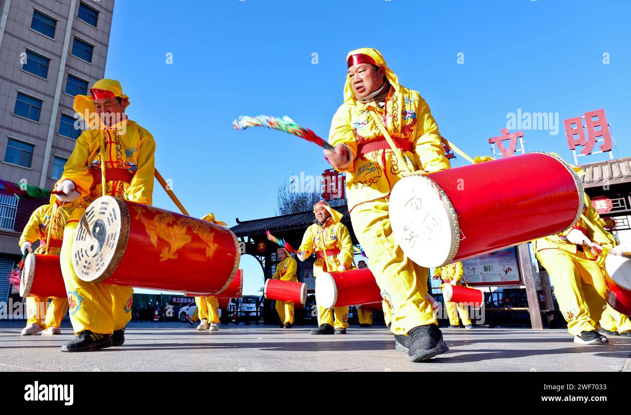 Zhangye, China. Januar 2024. Am 28. Januar 2024 probten Künstler Schlagzeug in Zhangye, China. (Foto: Costfoto/NurPhoto) Credit: NurPhoto SRL/Alamy Live News Stockfoto