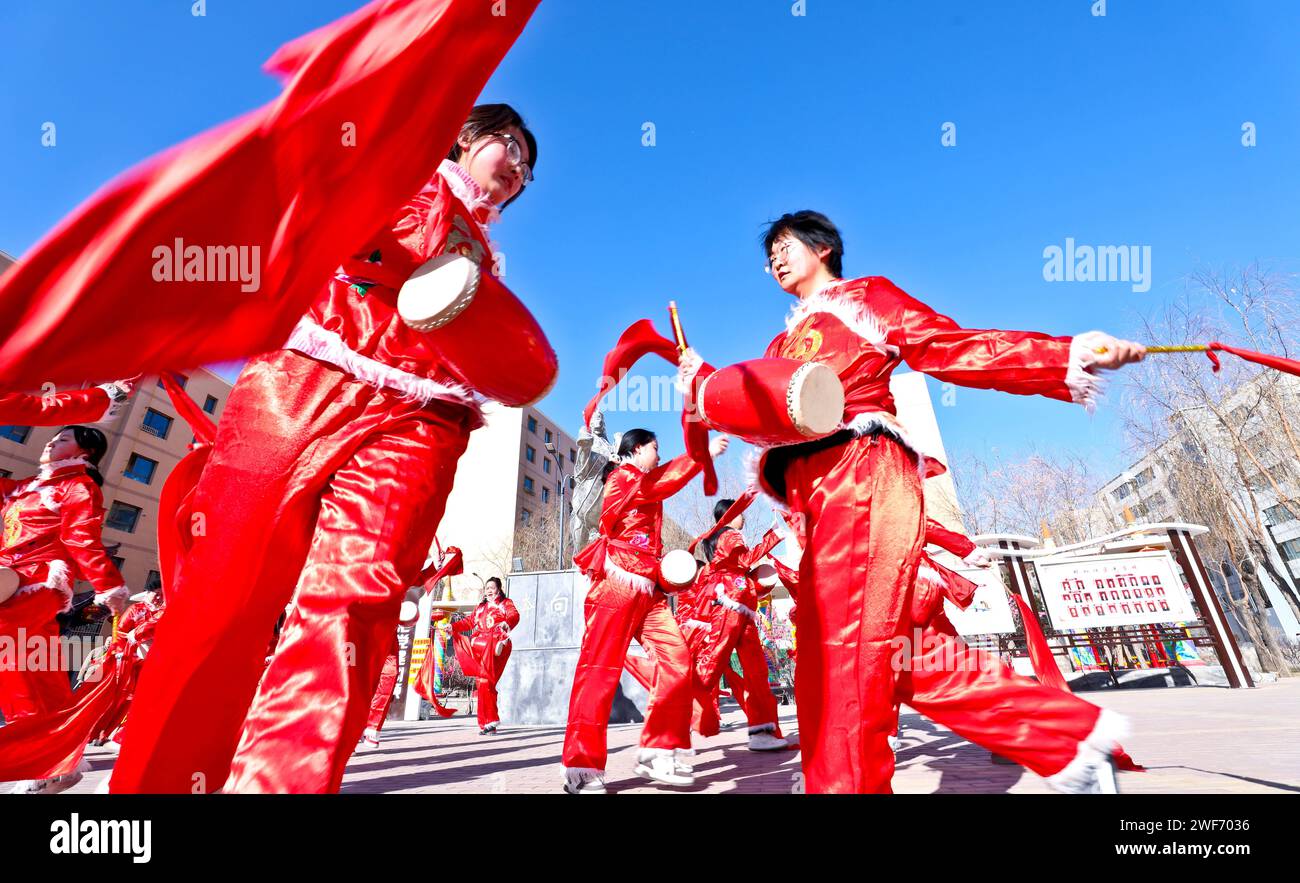 Zhangye, China. Januar 2024. Am 28. Januar 2024 Proben Künstler in Zhangye, China, Hüfttrommeln. (Foto: Costfoto/NurPhoto) Credit: NurPhoto SRL/Alamy Live News Stockfoto