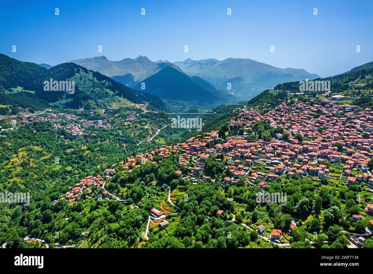 Luftaufnahme der Stadt Metsovo, Ioannina, Epirus, Griechenland. Auf der linken Seite sehen Sie das Dorf Anilio und im Hintergrund eine der Brücken der Egnatia Straße. Stockfoto