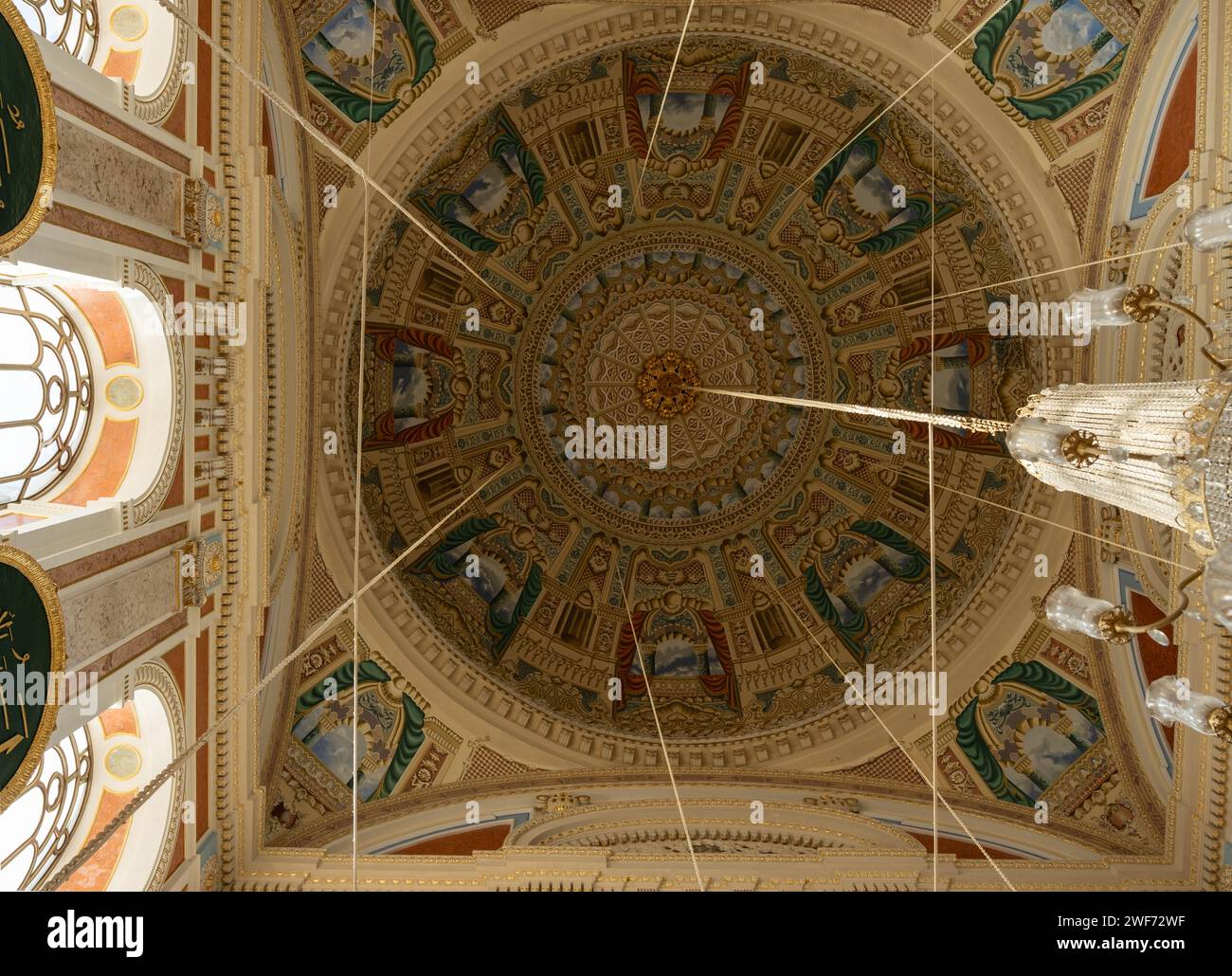 Istanbul, Türkei, 12.01.2023: Kuppel der Ortakoy-Moschee oder Buyuk-Mecidiye-Moschee (Ortaköy Camii). Hintergrundfoto islamische Architektur. Islamisches Erbe Stockfoto
