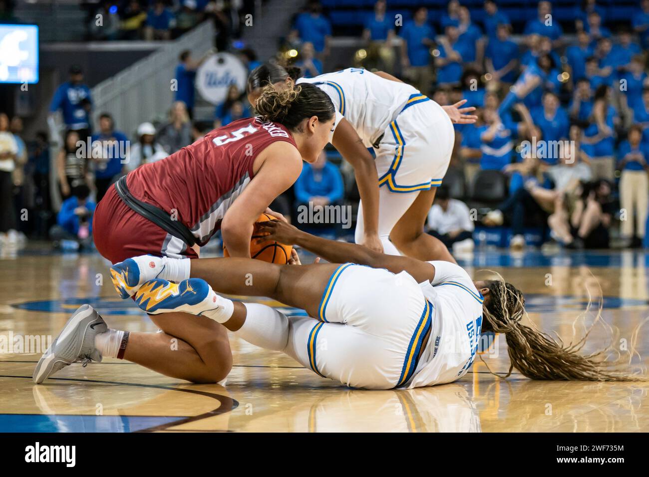 Charlisse Leger-Walker (5) kämpft mit Charisma Osborne (20) der UCLA Bruins um Besitz während eines NCAA-Frauenbas Stockfoto