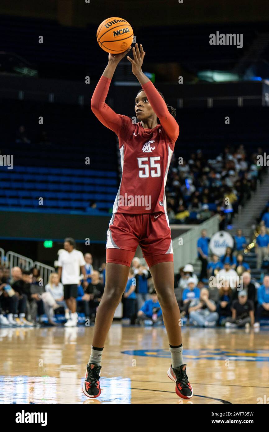 Washington State Cougars Center Bella Murekatete (55) schießt während eines NCAA Frauen Basketballspiels gegen die UCLA Bruins, Sonntag, 28. Januar 2024, Stockfoto