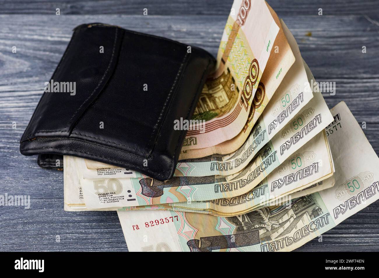 Russisches Papiergeld aus der Geldbörse, Finanzkompetenz, russische Wirtschaft. Stockfoto