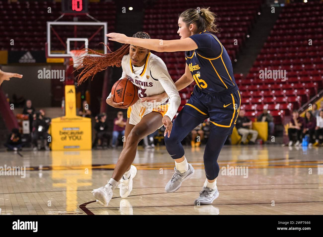 Jalyn Brown (23) fährt in der ersten Hälfte des NCAA-Basketballspiels gegen Cal Golden Bears in Tem auf den Korb zu Stockfoto