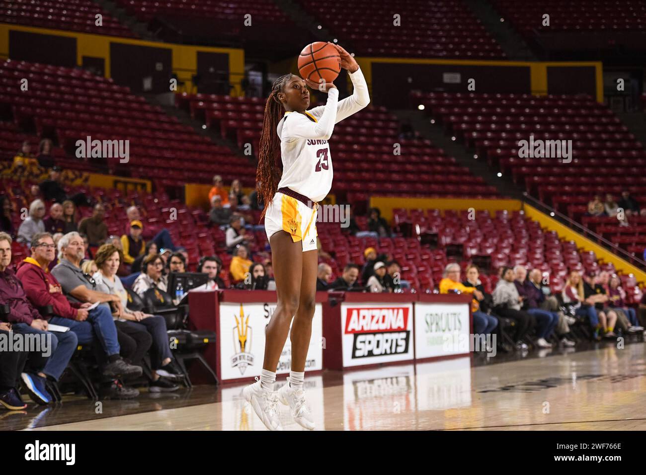 Jalyn Brown (23) der Arizona State Sun Devils (23) schießt in der ersten Hälfte des NCAA-Basketballspiels gegen Cal Golden Bears in Tempe einen drei Pointer Stockfoto