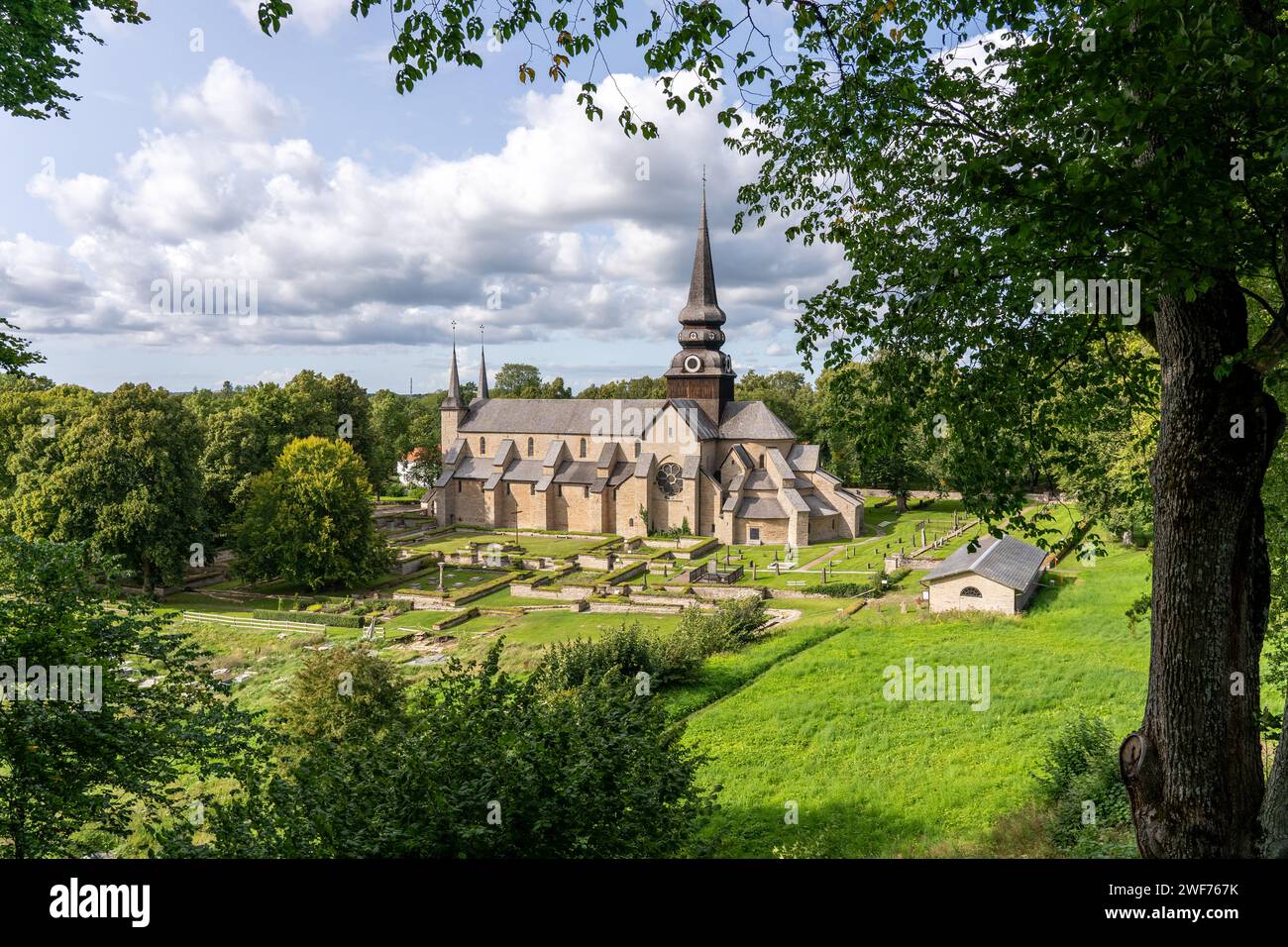 Ein malerischer Blick auf die Abtei Varnhem in Schweden. Stockfoto