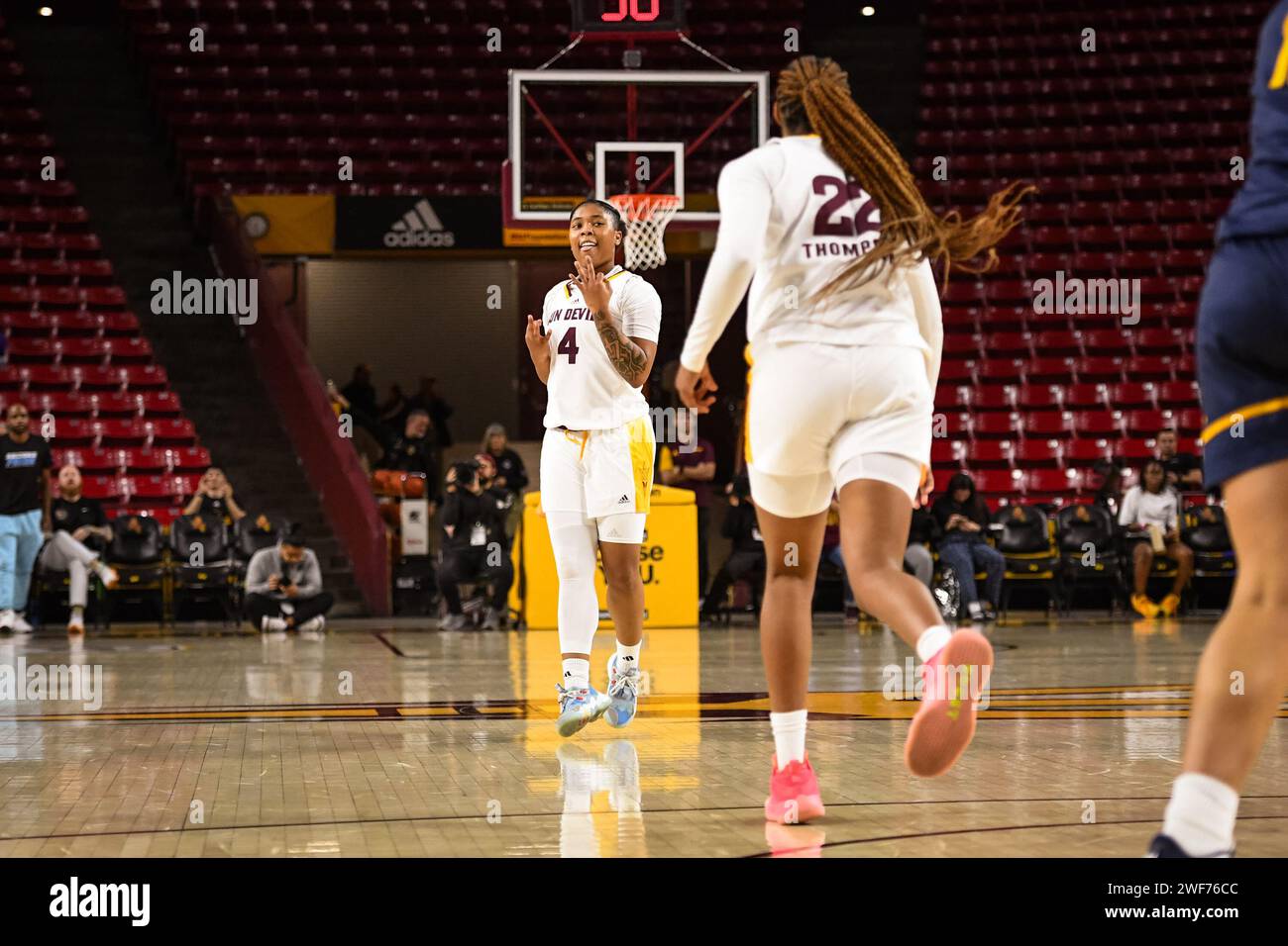 Trayanna Crisp (4) der Arizona State Sun Devils wirft in der ersten Hälfte des NCAA-Basketballspiels gegen Cal Golden Bears in Tem einen Dreier Stockfoto