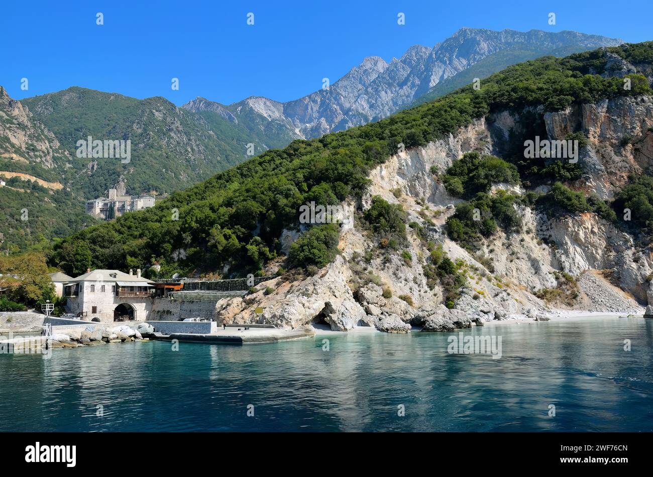 Atemberaubender aquamariner See, eingebettet in majestätische Berggipfel Stockfoto