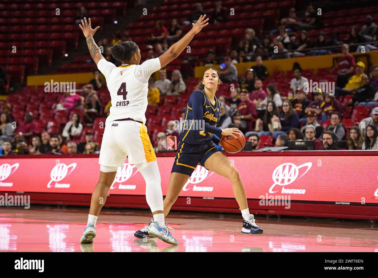 Der California Golden Bears Guard McKayla Williams (24) will den Ball in der zweiten Hälfte des NCAA Basketballspiels gegen Arizona State in Tem passieren Stockfoto