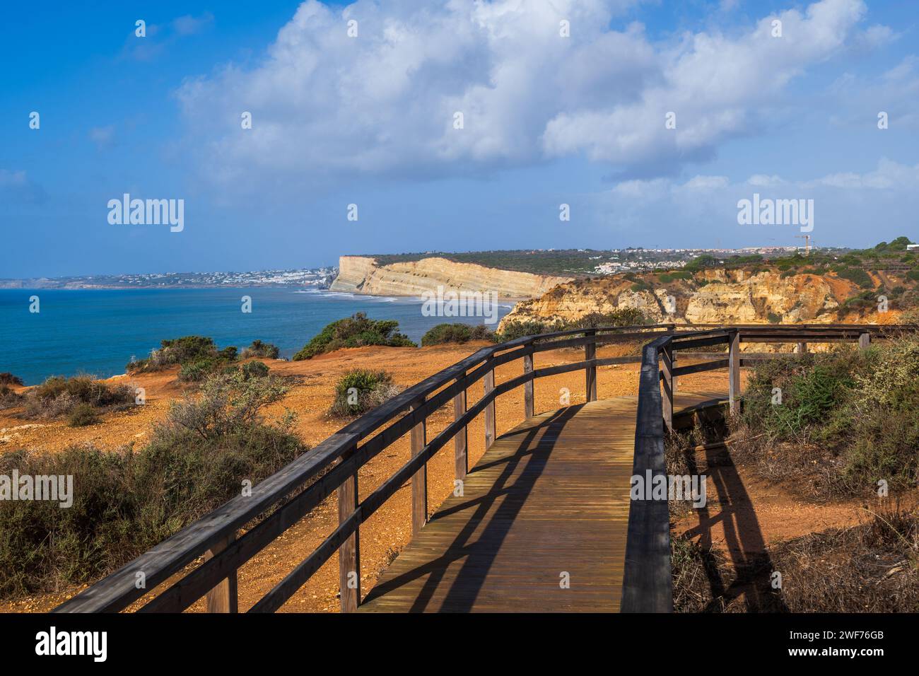 Landschaft der Algarve mit Uferpromenade entlang des Atlantischen Ozeans in Lagos, Portugal. Stockfoto