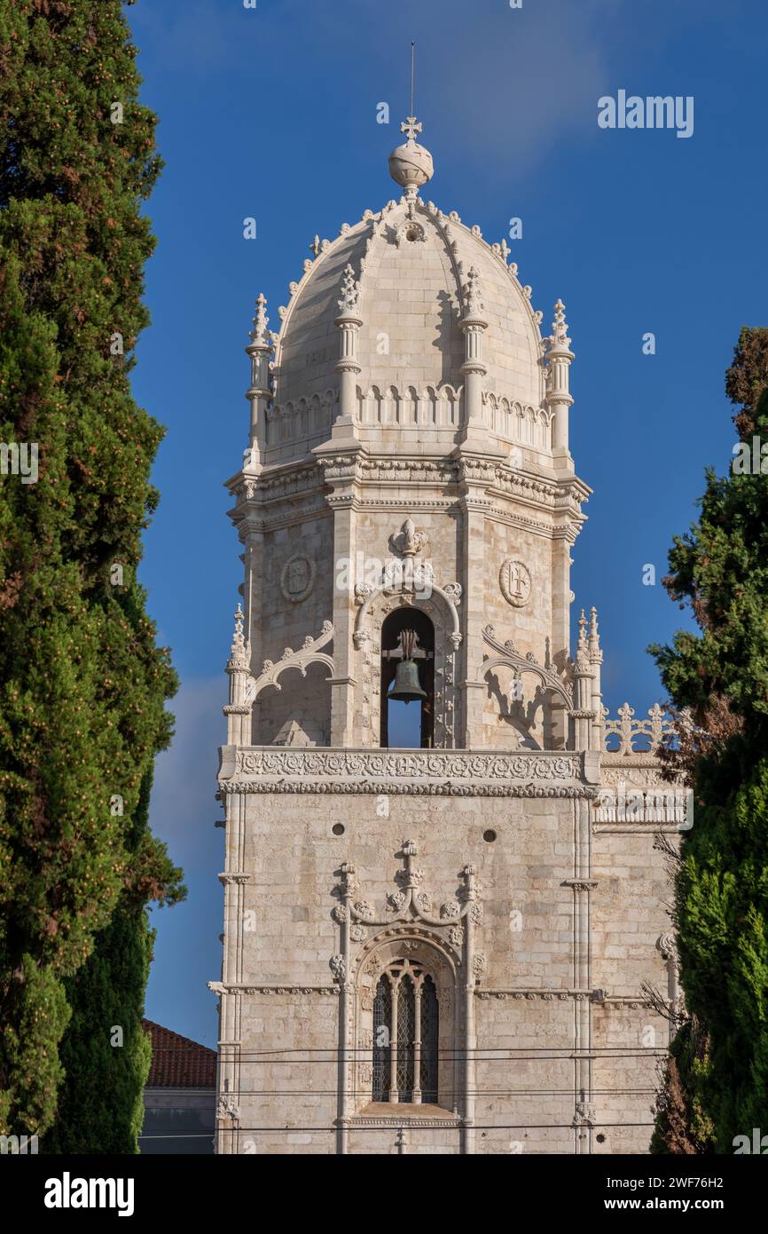 Die Kirche Santa Maria de Belem hat einen Kuppelturm in Lissabon, Portugal. Stockfoto