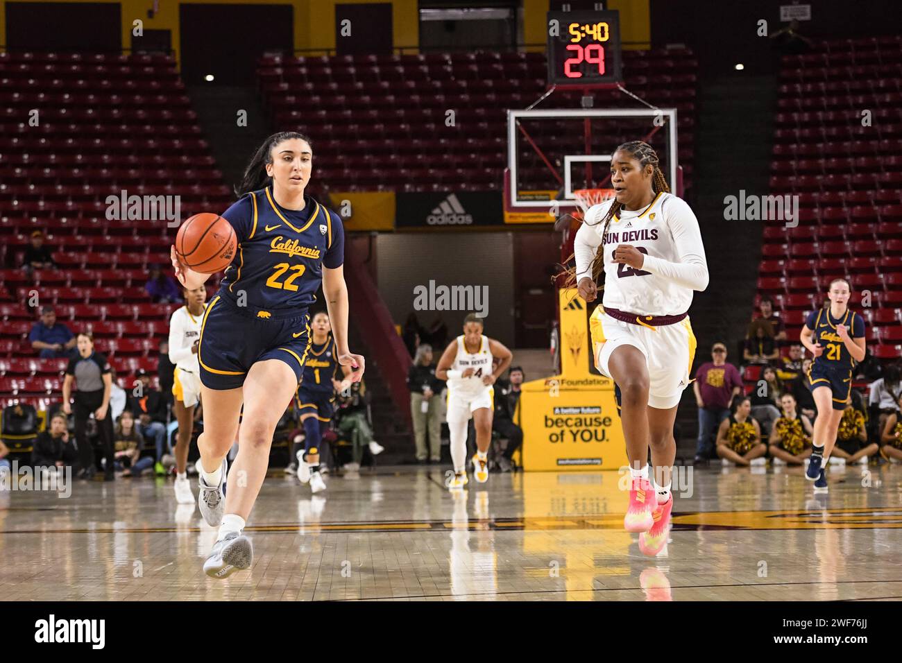 Claudia Langarita (22) fährt in der zweiten Hälfte des NCAA-Basketballspiels gegen Arizona State i in Richtung Korb Stockfoto