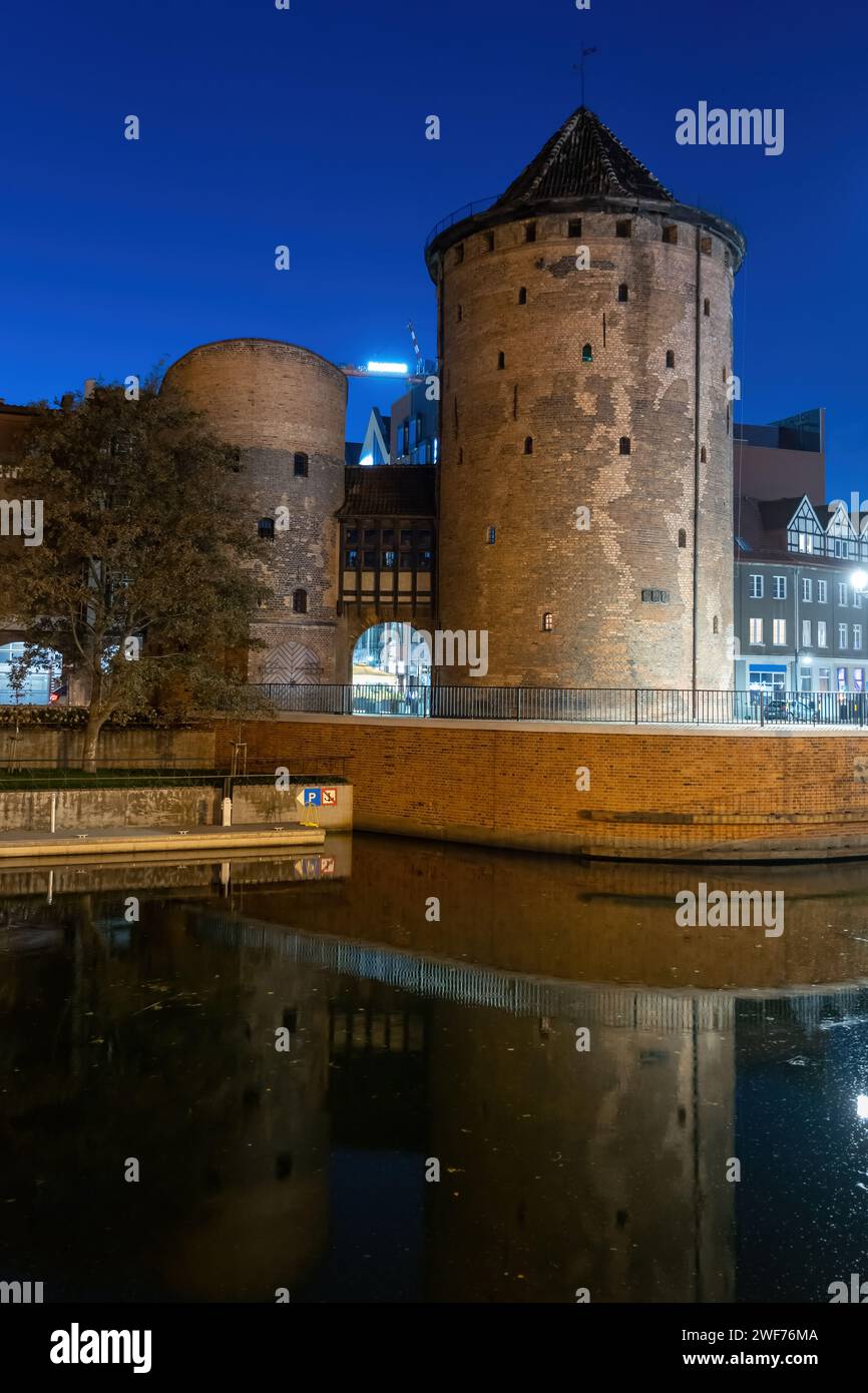 Stagiewna-Tor auf der Granarinsel, gotischer Wehrturm am Fluss Neu-Motława in Danzig, Polen. Stockfoto