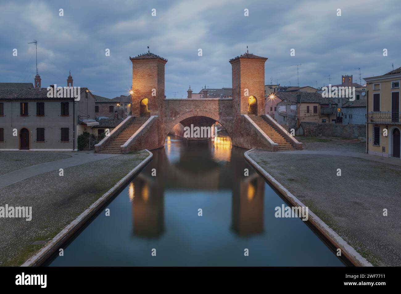 Die Stadt Comacchio im venezianischen Stil mit ihren Kanälen und Brücken in der Provinz Ferrara, Emilia-Romagna, Italien. Stockfoto