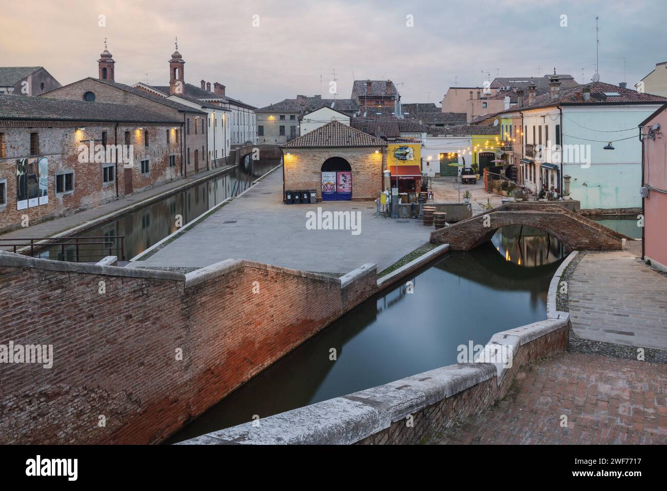 Die Stadt Comacchio im venezianischen Stil mit ihren Kanälen und Brücken in der Provinz Ferrara, Emilia-Romagna, Italien. Stockfoto