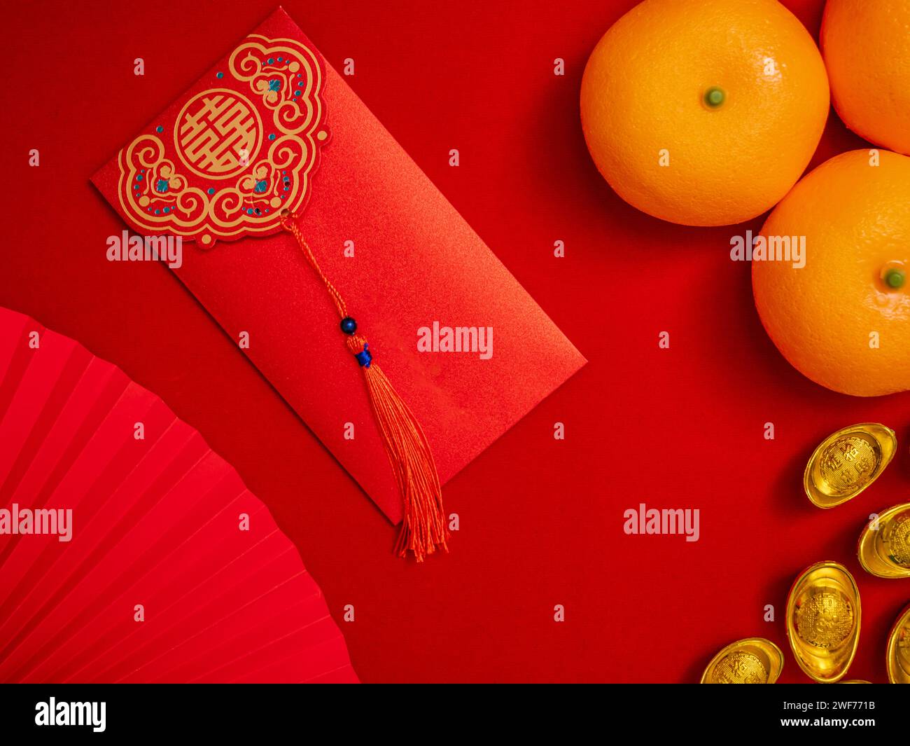 Flache Lage chinesischer Mondneujahrshintergrund. Roter Umschlag, Tae EIA, ang Pow, für das Geldspenden an der chinesischen Neujahrsfeier, dekoriert mit antikem Gold Stockfoto