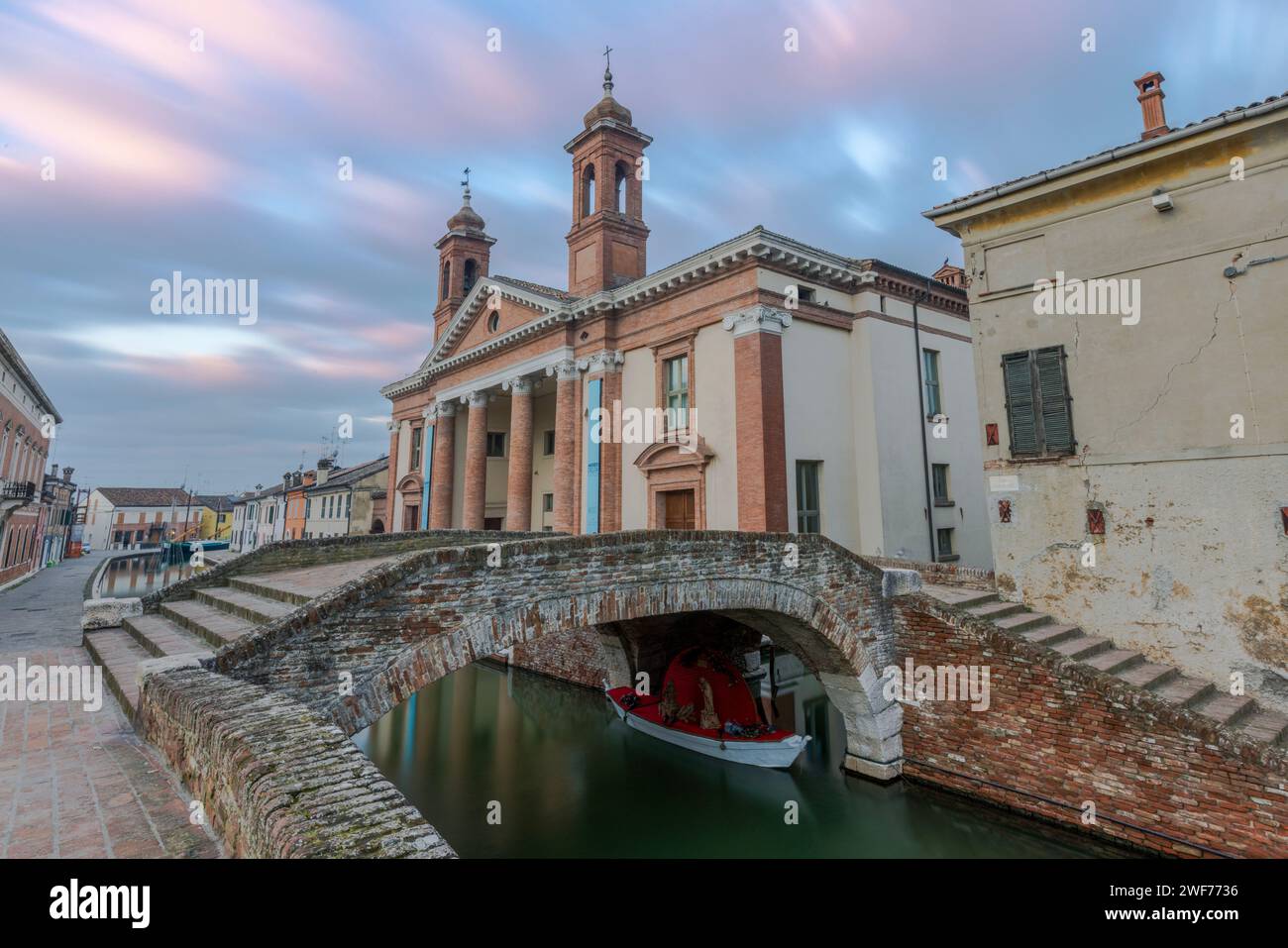 Die Stadt Comacchio im venezianischen Stil mit ihren Kanälen und Brücken in der Provinz Ferrara, Emilia-Romagna, Italien. Stockfoto