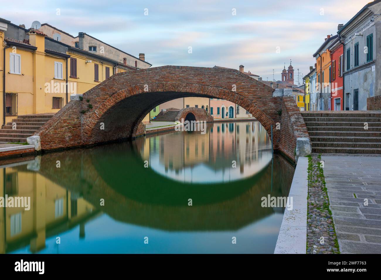 Die Stadt Comacchio im venezianischen Stil mit ihren Kanälen und Brücken in der Provinz Ferrara, Emilia-Romagna, Italien. Stockfoto