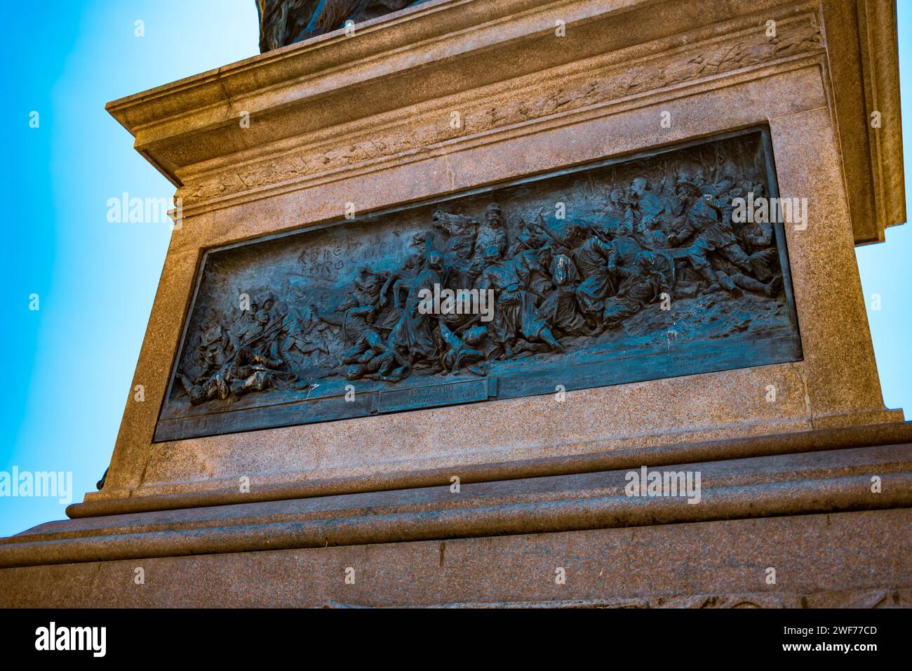 Diese detailgetreue Basreliefs-Skulptur in Venedig fängt eine dynamische historische Szene ein und bietet einen Einblick in das reiche künstlerische Erbe der Stadt. Stockfoto