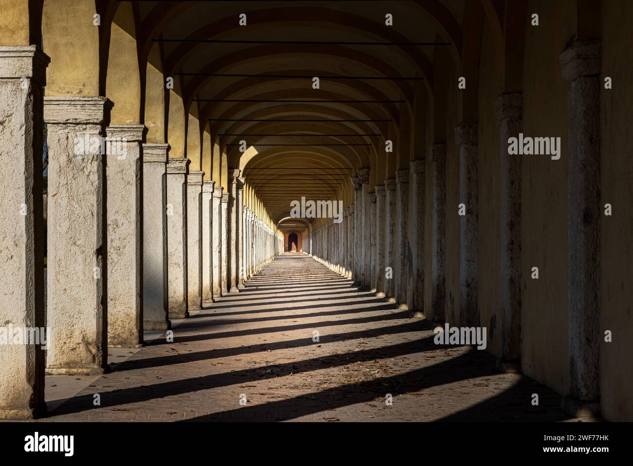 Die Stadt Comacchio im venezianischen Stil mit ihren Kanälen und Brücken in der Provinz Ferrara, Emilia-Romagna, Italien. Stockfoto
