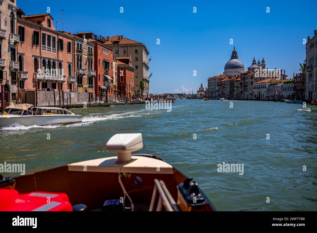 Erleben Sie den Nervenkitzel des Kanals durch Venedig, während der Canal Grande atemberaubende Ausblicke auf historische Palazzos und das geschäftige Leben dieser Aq bietet Stockfoto