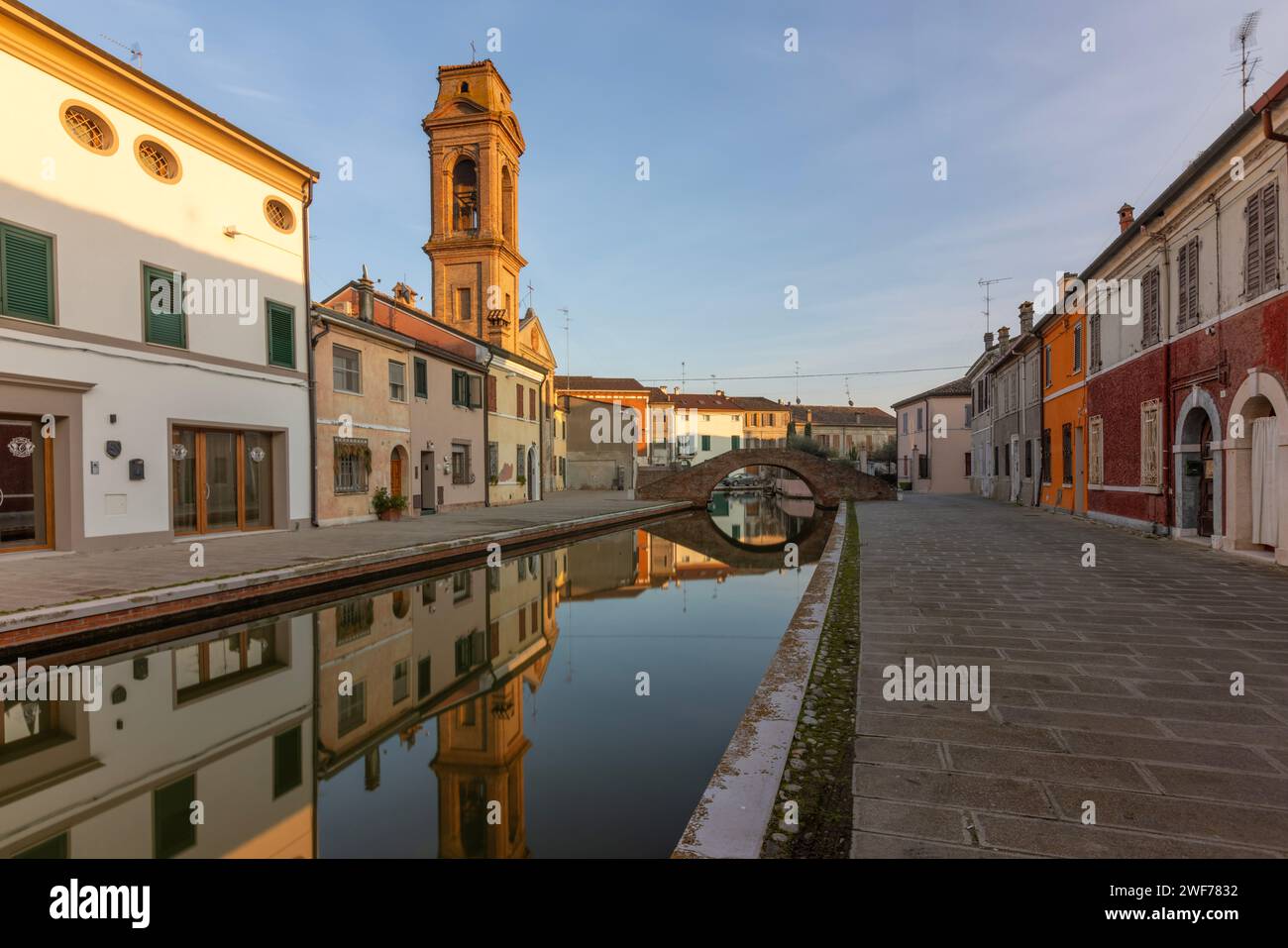 Die Stadt Comacchio im venezianischen Stil mit ihren Kanälen und Brücken in der Provinz Ferrara, Emilia-Romagna, Italien. Stockfoto