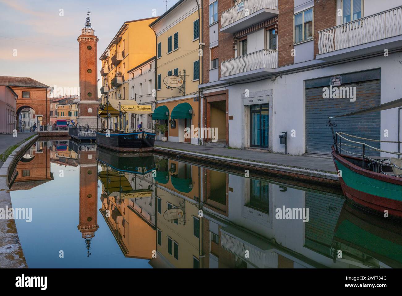 Die Stadt Comacchio im venezianischen Stil mit ihren Kanälen und Brücken in der Provinz Ferrara, Emilia-Romagna, Italien. Stockfoto