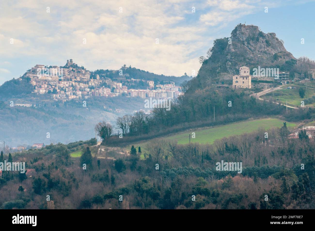 Blick auf San Marino von Torriana, Italien Stockfoto