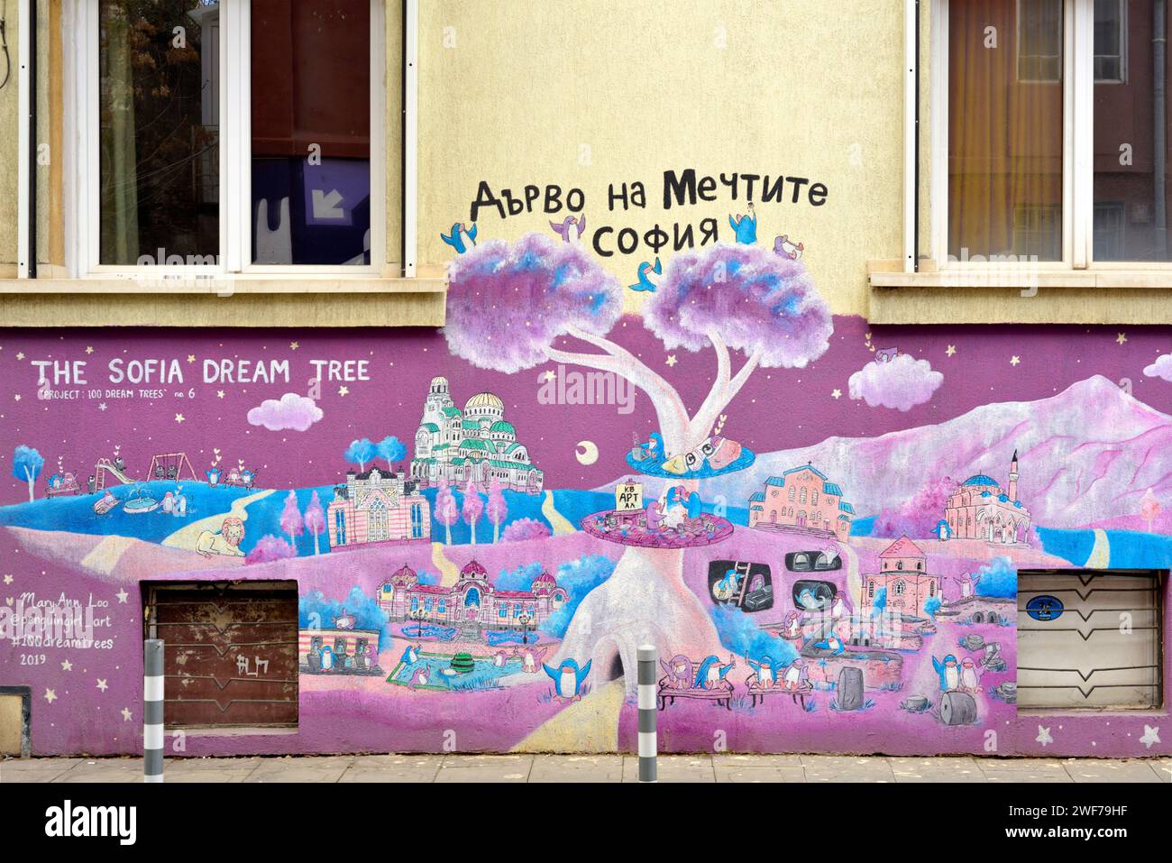 Sofia Dream Tree Painting Graffiti Street Art Projekt mit kyrillischem Text in Sofia; Bulgarien; Osteuropa; Balkan; EU Stockfoto