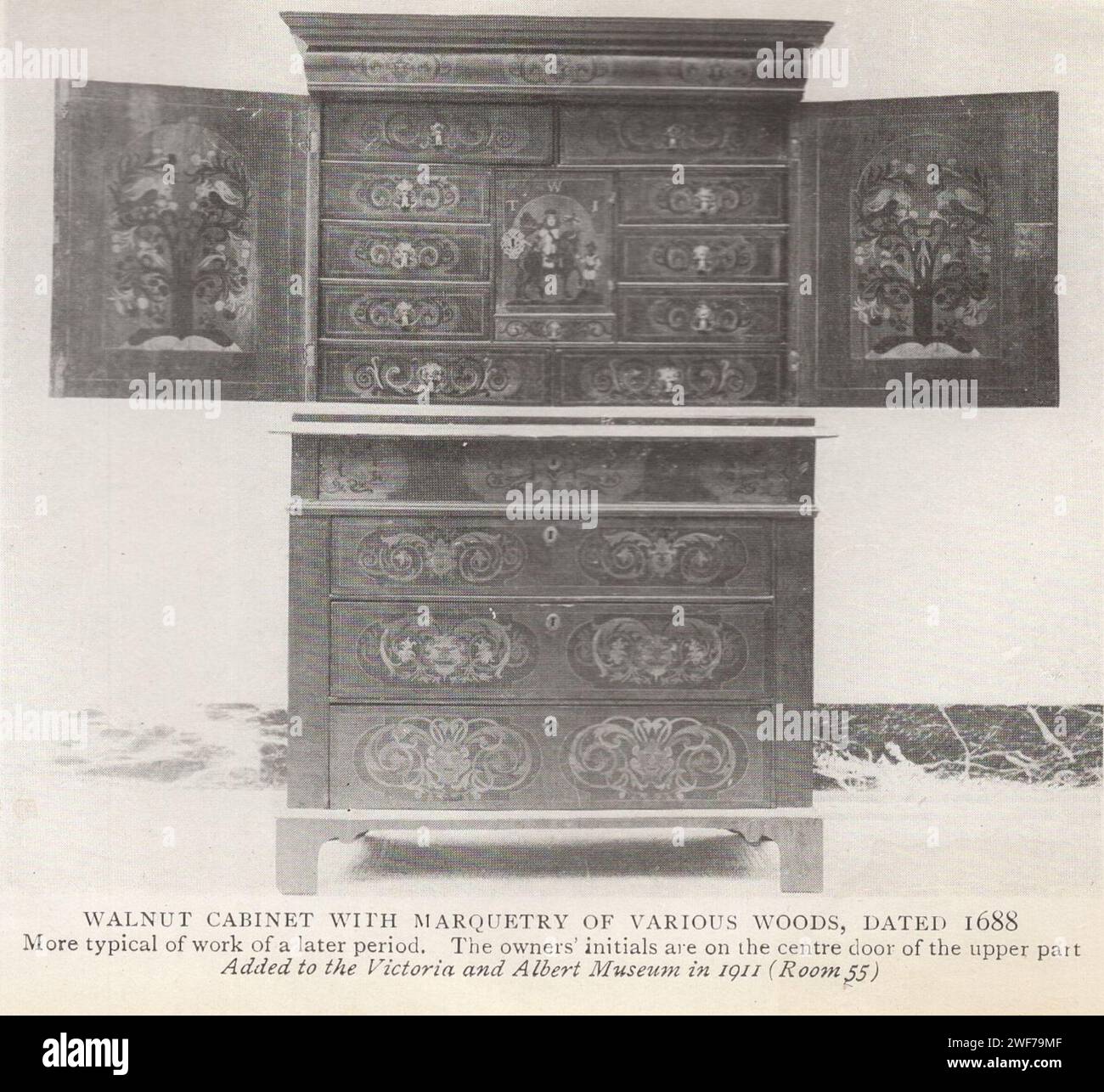 Der Möbelsammler : alte englische Möbel aus dem XVII & XVIII Jahrhunderte. Veröffentlicht im Herbert Jenkins Buch eine Einführung in die Studie der englischen Stile des 17. Und 18. Jahrhunderts von Edward W. Gregory mit 55 Illustrationen typischer Möbelstücke aus öffentlichen und privaten Sammlungen. Walnussschrank mit Intarsien aus verschiedenen Hölzern, datiert 1688. Typischer für die Arbeit einer späteren Periode. Die Initialen des Besitzers befinden sich an der mittleren Tür des oberen Teils. 1911 wurde das Victoria and Albert Museum (Zimmer 55) in South Kensington erweitert Stockfoto