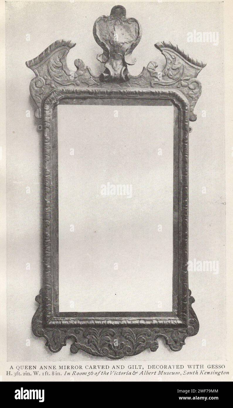Der Möbelsammler : alte englische Möbel aus dem XVII & XVIII Jahrhunderte. Veröffentlicht im Herbert Jenkins Buch eine Einführung in die Studie der englischen Stile des 17. Und 18. Jahrhunderts von Edward W. Gregory mit 55 Illustrationen typischer Möbelstücke aus öffentlichen und privaten Sammlungen. Ein Queen Anne Spiegel geschnitzt und vergoldet, dekoriert mit Gesso H. 2 Zoll W. 1,2 m 8 Zoll Zimmer 56 des Victoria and Albert Museum, Möbel im Stil von South Kensington/Queen Anne Stockfoto