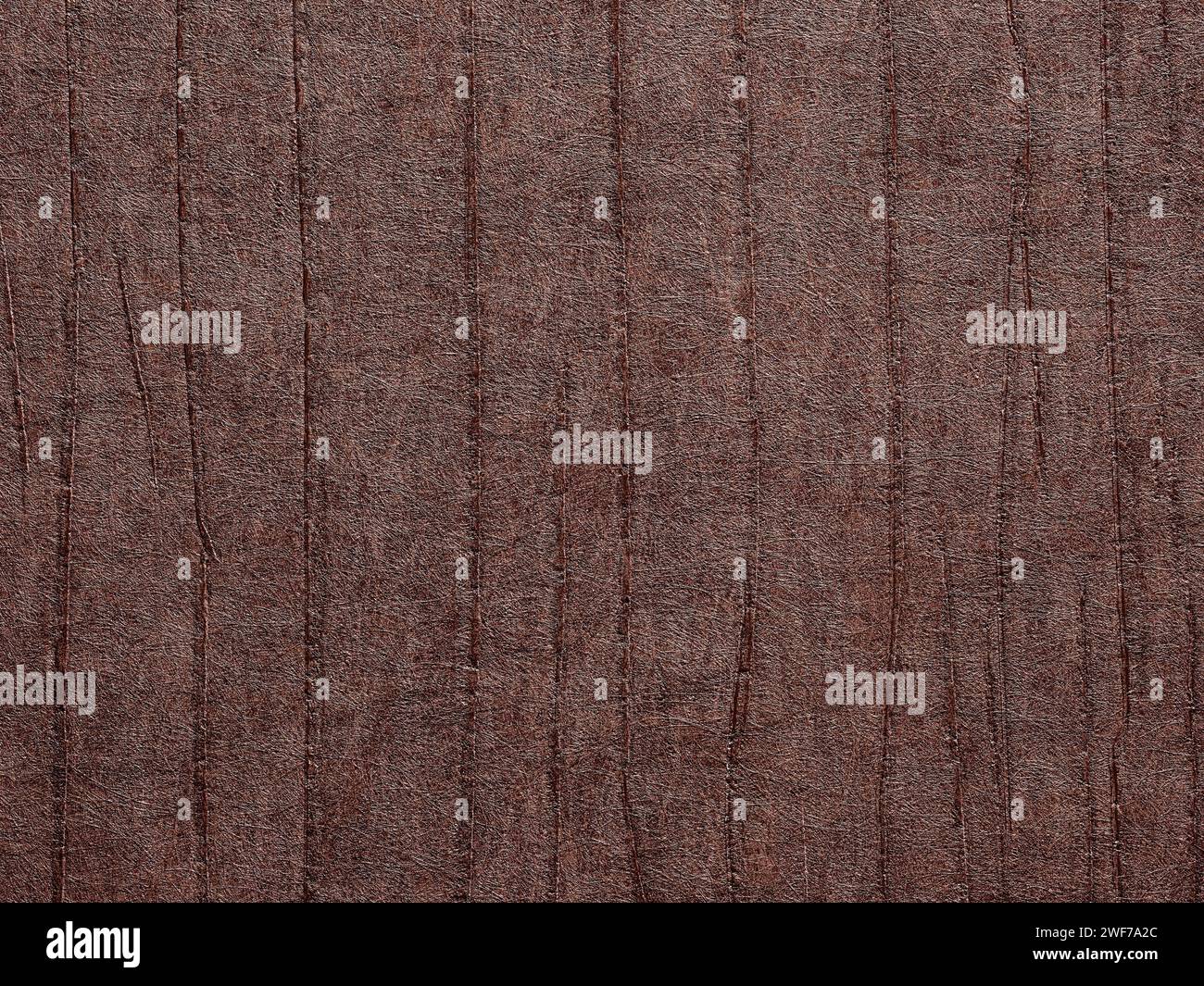 Abstrakter dunkelbrauner strukturierter Grunge-Hintergrund oder Hintergrund mit vertikalen Linien. Tapete mit rauem Vintage-, verwittertem und grunge-Look. Kopierbereich Stockfoto