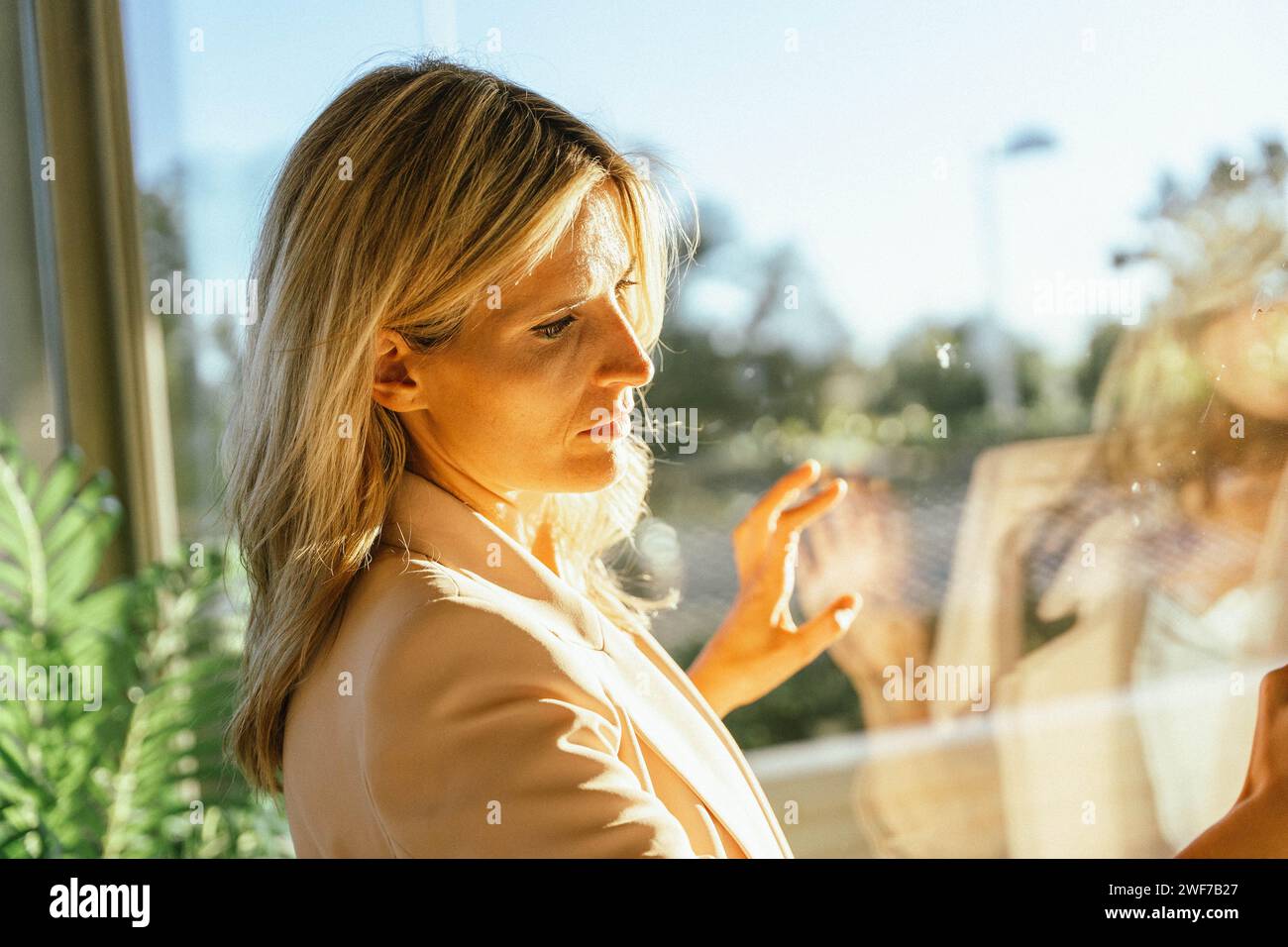 Geschäftsfrau denkt über einen Geschäftsplan für ein neues Projekt in ihrem Unternehmen nach. Geschäftskonzept. Stockfoto