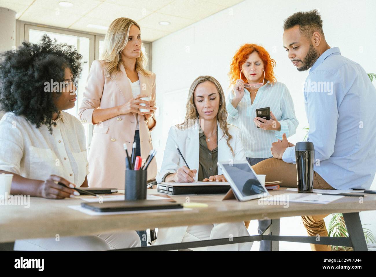 Geschäftsteam diskutiert Ideen für ein neues Projekt im Besprechungsraum. Business- und Brainstorming-Konzept. Stockfoto