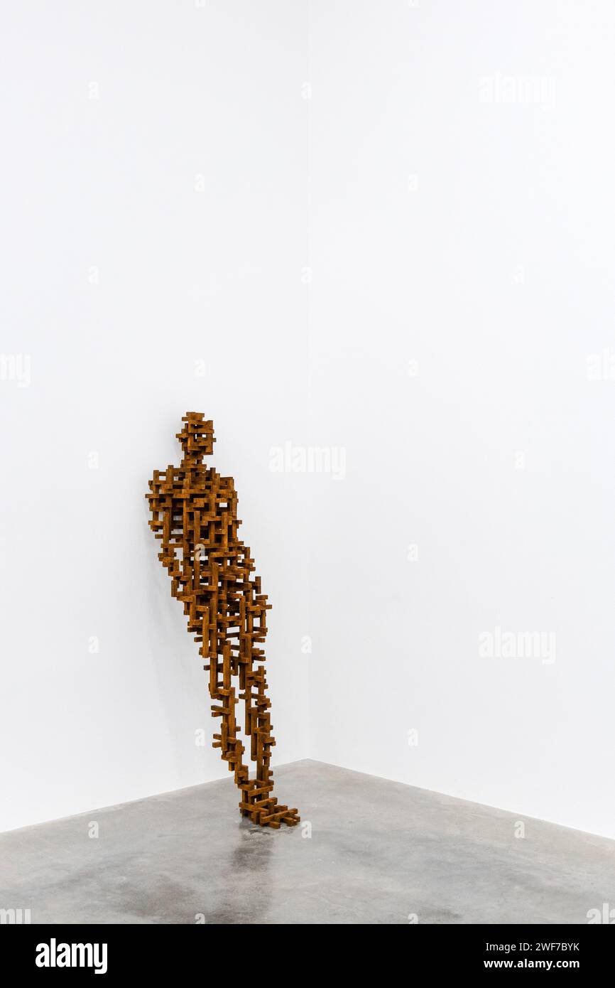 „Test: Brace“ (2021) Skulptur in der Ausstellung „Body Politic“ Antony Gormley in der White Cube Gallery, London, England Stockfoto